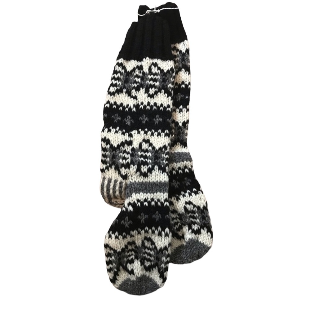 Black and white wool socks.    141.  LG. GR/GR